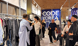 K-패션, 세계 최대 남성복 수주회 통해 글로벌 시장 공략 콘진원, 이탈리아 ‘피티 우오모’서 한국공동관․지용킴 특별전 추진 사진